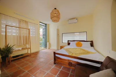 大床房（带阳台） — Homestay and Eggcoffee Central Hanoi Old Quarter